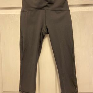 LULULEMON Hi-Waisted Capri Legging w/ Mesh Panels